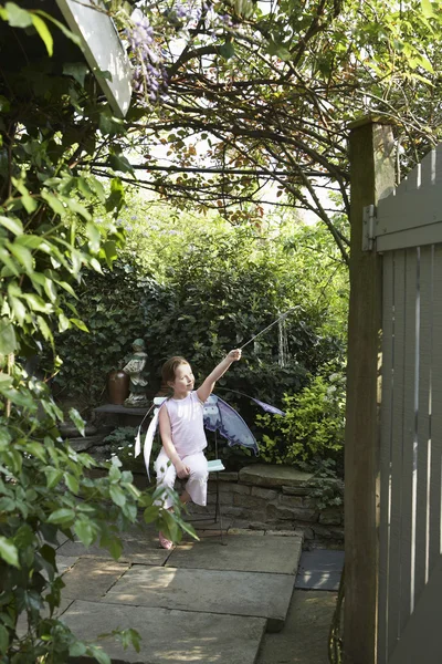 Meisje bedrijf toverstaf — Stockfoto