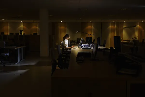 Werkneemster in donkere Office — Stockfoto