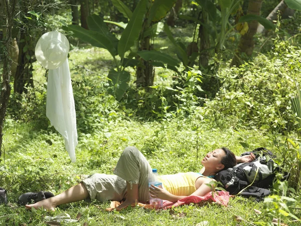 Jovem mulher tomando sol — Fotografia de Stock