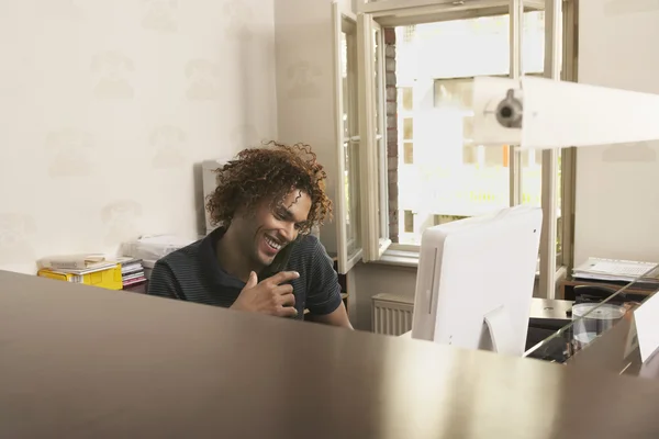 College-Student nutzt Computer — Stockfoto