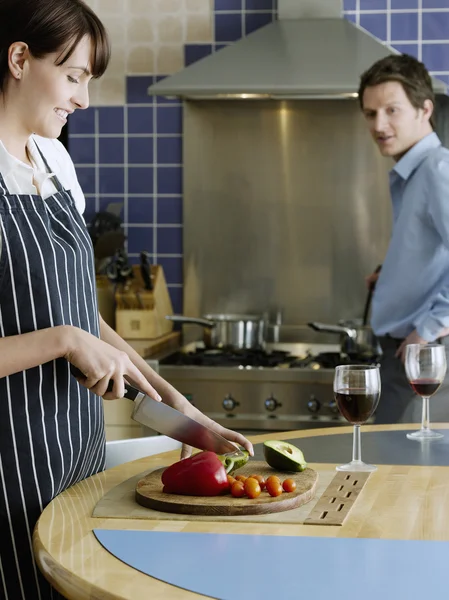 Vrouw hakken groenten — Stockfoto