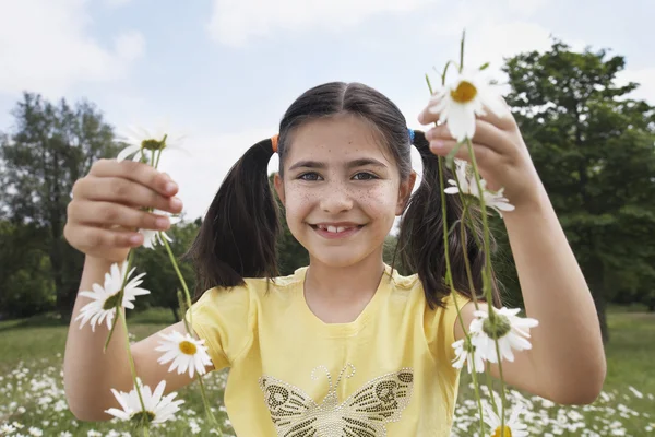 Kız holding çiçekler — Stok fotoğraf