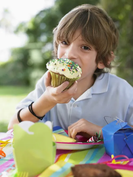 Jongen eten cupcake — Stockfoto