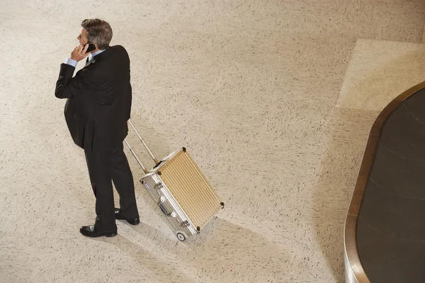 Geschäftsmann mit Handy — Stockfoto