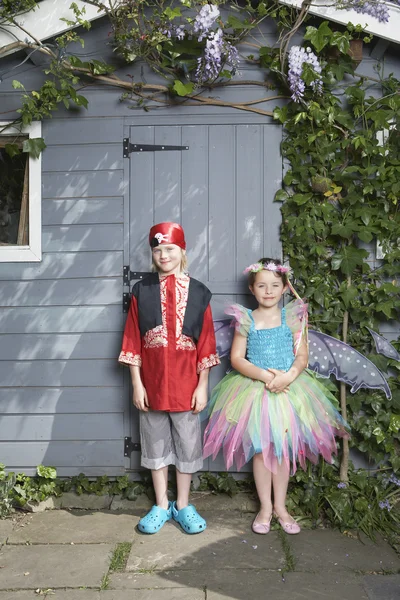 Boy and girl standing by shed — Stock Photo, Image