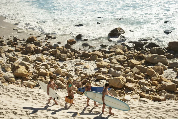 Jovens com pranchas de surf — Fotografia de Stock