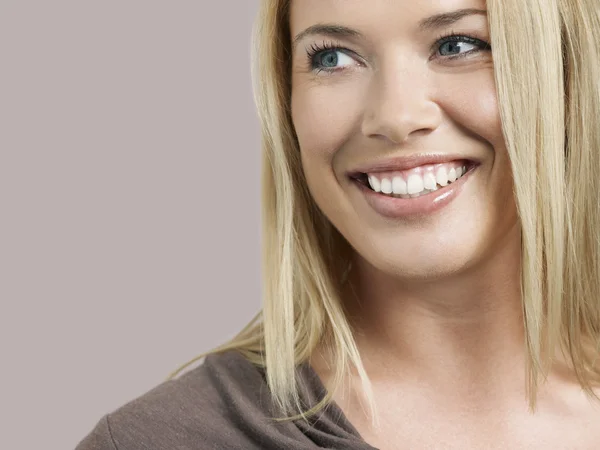 Blonďatá žena s úsměvem — Stock fotografie