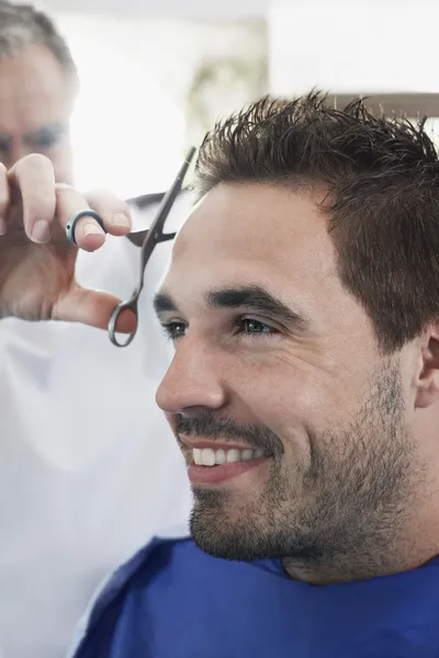 Barber cutting  hair — Stock Photo, Image