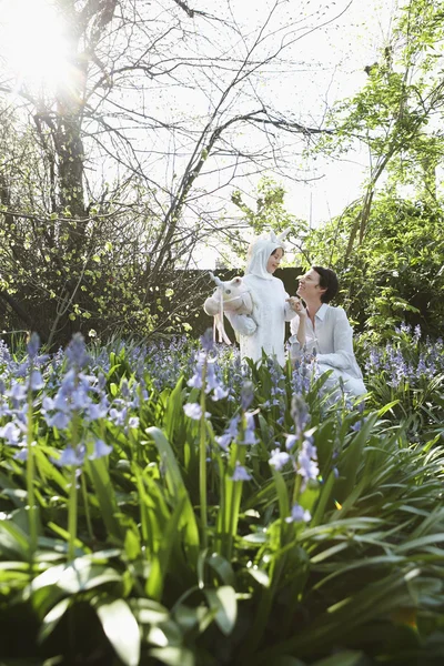 Chica posando con madre en el jardín — Foto de Stock