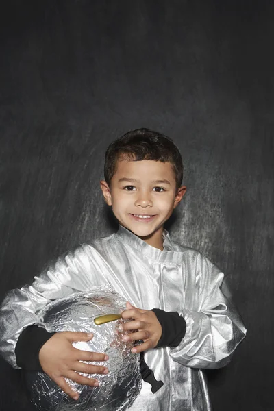 Niño sosteniendo casco — Foto de Stock