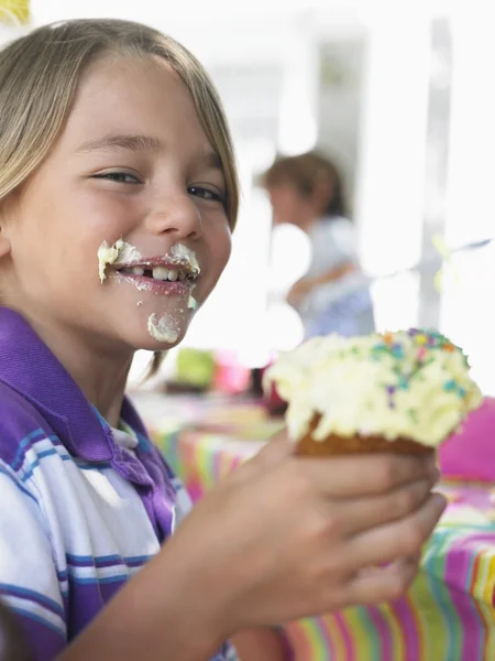 Pojken äta cupcake — Stockfoto