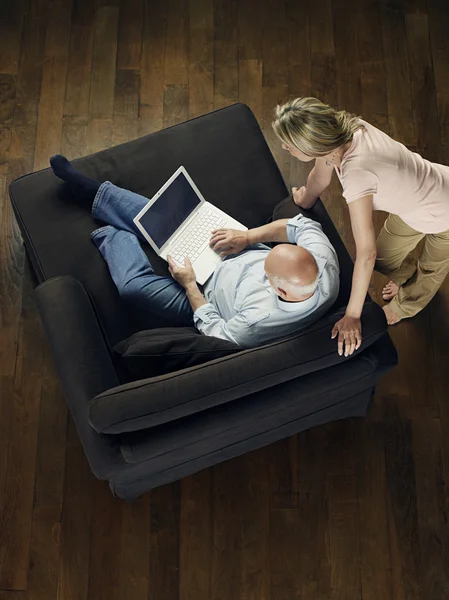 Donna e uomo utilizzando il computer portatile — Foto Stock