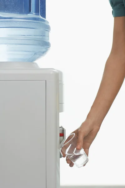 Man pouring drink from water cooler — Stock Photo, Image