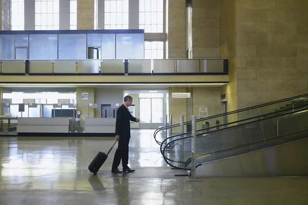Geschäftsmann zu Fuß in Flughafen — Stockfoto