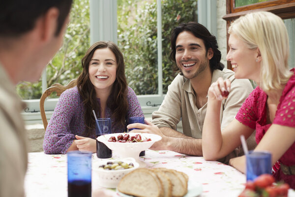  Друзья за столом
