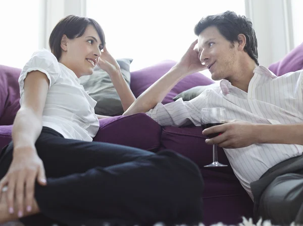 Casal relaxante no sofá — Fotografia de Stock