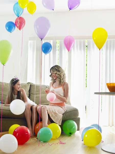 Menina com a mãe — Fotografia de Stock