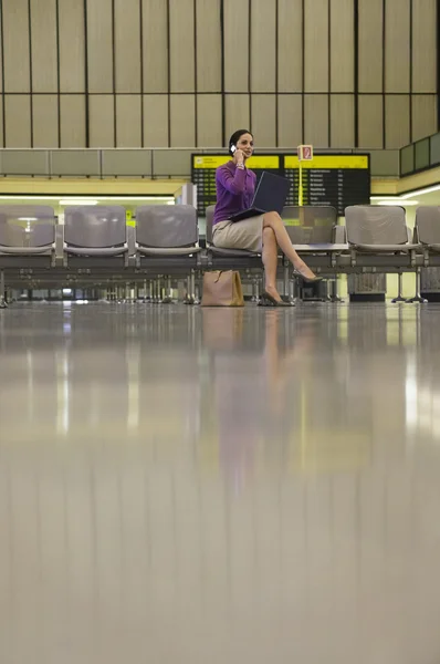 Mujer de negocios usando el teléfono celular — Foto de Stock