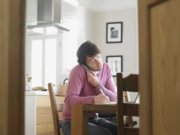 Homme utilisant le téléphone — Photo