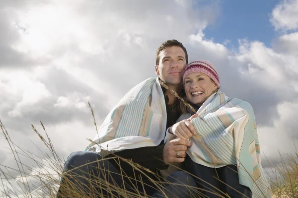 Paar umarmt sich im Gras — Stockfoto