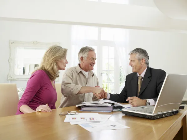 Koppel met financieel adviseur — Stockfoto