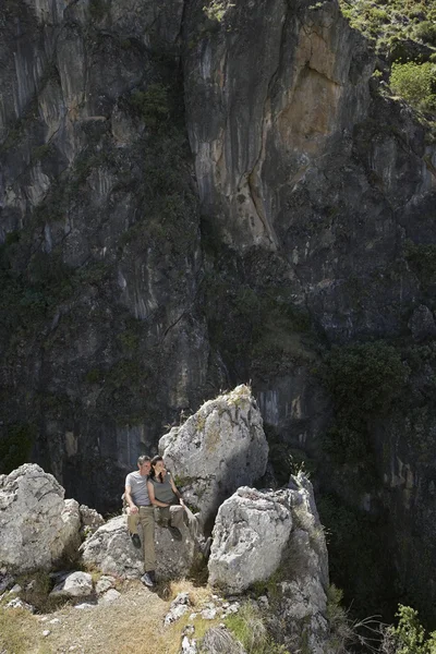 Couple relaxant dans un paysage rocheux — Photo