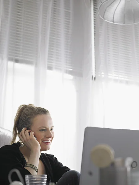 Vrouw met laptop — Stockfoto