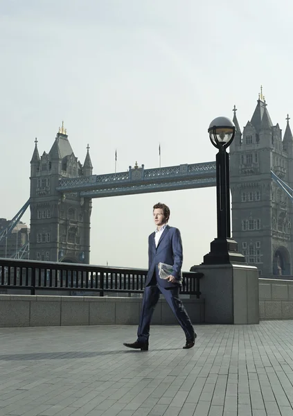 Young businessman walking — Stock Photo, Image