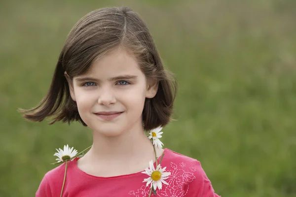 Meisje dragen ring van bloemen — Stockfoto