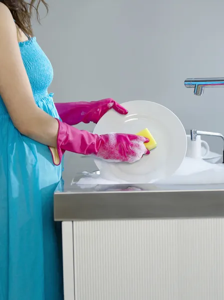 洗碗的女人 — 图库照片
