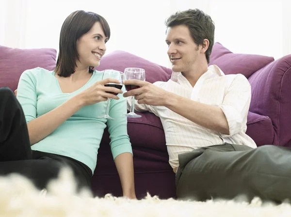 Casal jovem relaxante — Fotografia de Stock