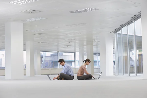 Office workers using laptops — Stock Photo, Image