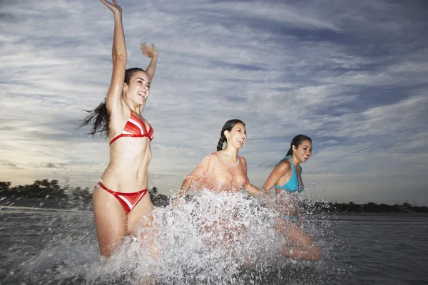 Denizde sıçramasına kızlar — Stok fotoğraf