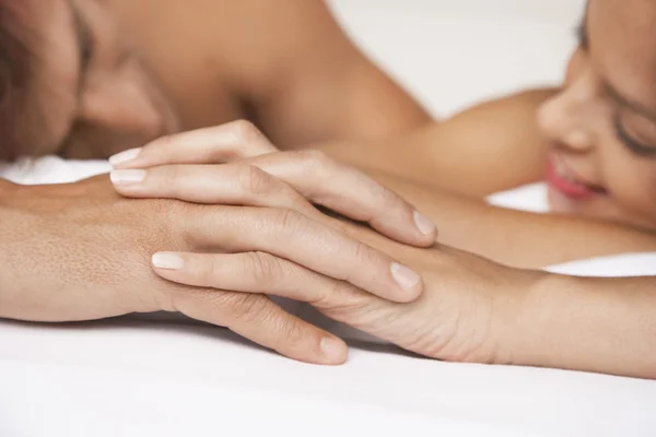 Pareja cogida de la mano — Foto de Stock