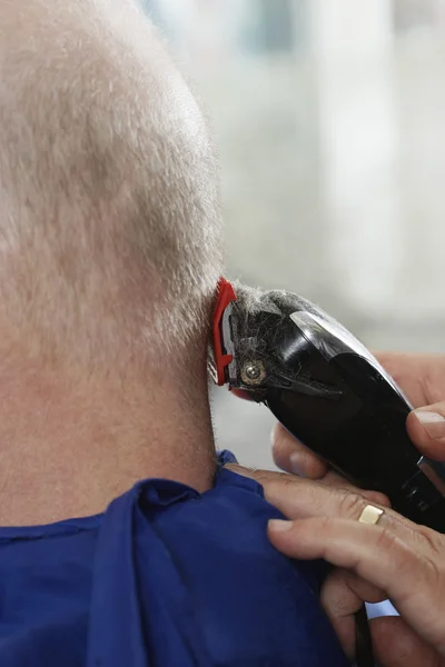 Peluquero afeitado mans cabeza — Foto de Stock