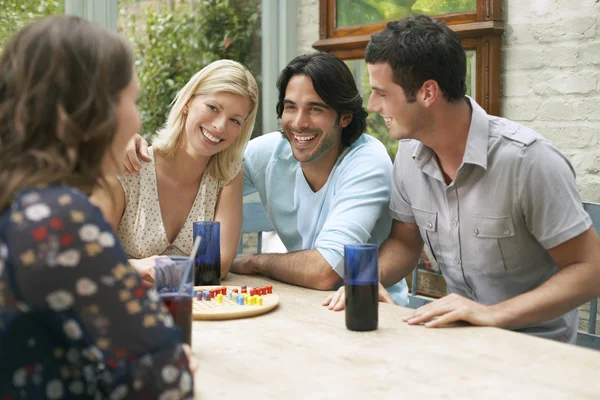 Freunde spielen Brettspiel — Stockfoto