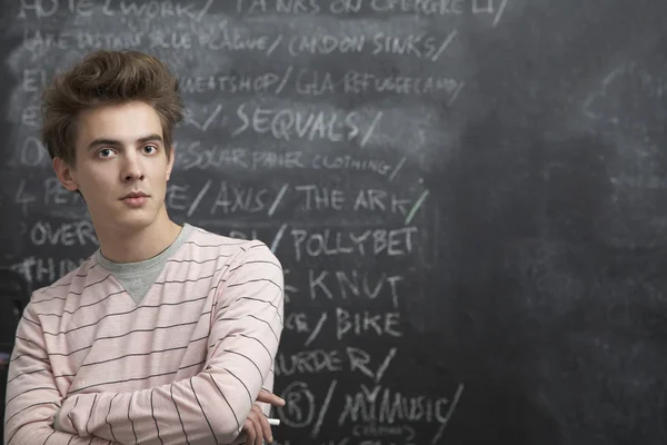 Schüler schreiben auf Tafel — Stockfoto