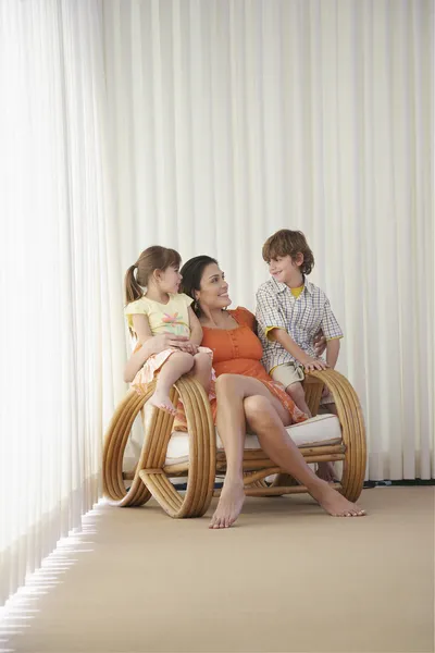 Madre sentada en sillón — Foto de Stock