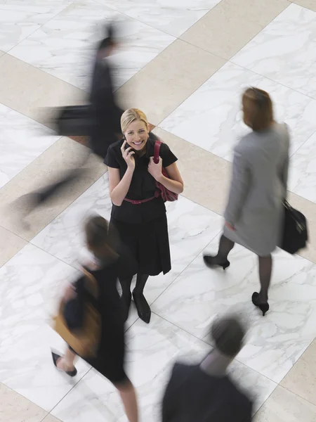 Femme d'affaires utilisant le téléphone mobile — Photo