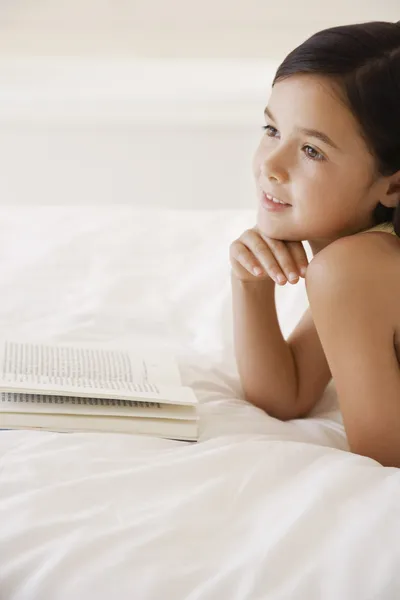 Meisje leesboek op bed — Stockfoto