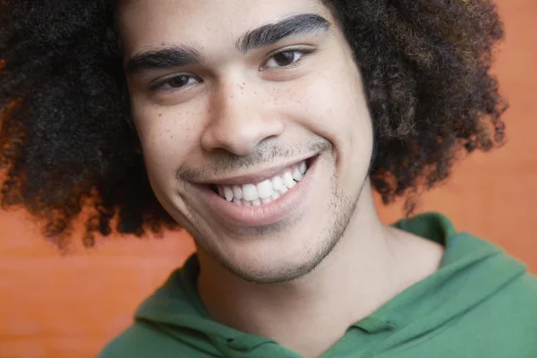 Człowiek z Afro uśmiechający się — Zdjęcie stockowe