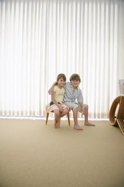 Chłopiec i dziewczyna siedzi — Zdjęcie stockowe