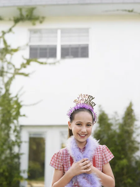 Chica en tiara sonriendo — Foto de Stock