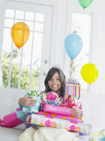 Jeune fille avec des cadeaux d'anniversaire — Photo