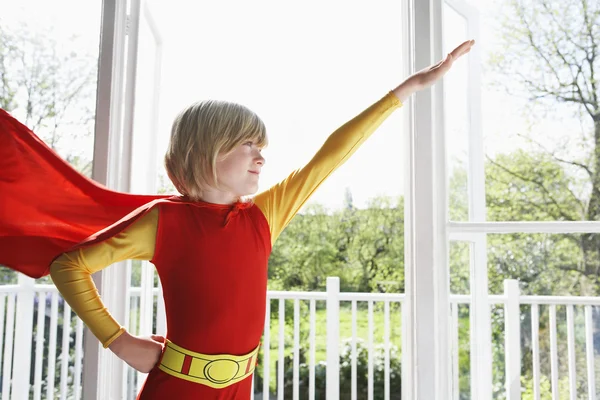 Menino vestindo traje de super-herói — Fotografia de Stock