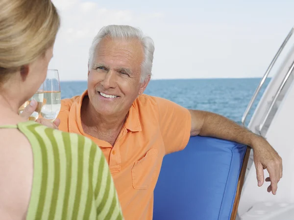 Paar trinkt Wein auf Jacht — Stockfoto