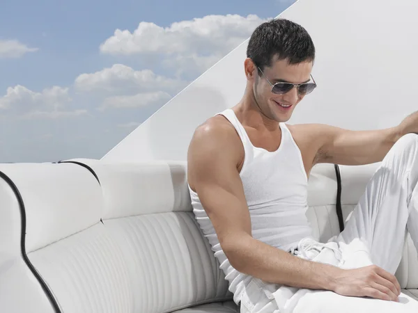 Muž relaxační na jachtě — Stock fotografie