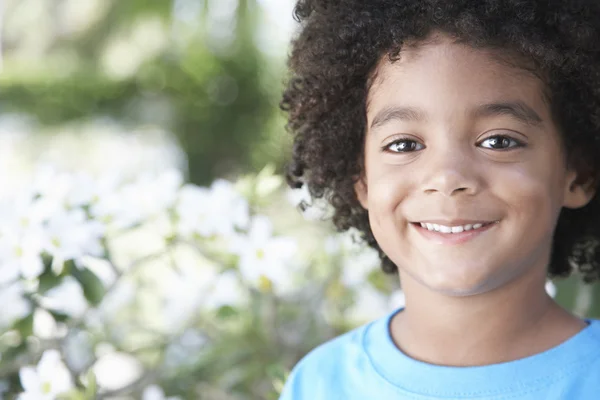 Jongen glimlachend buitenshuis — Stockfoto