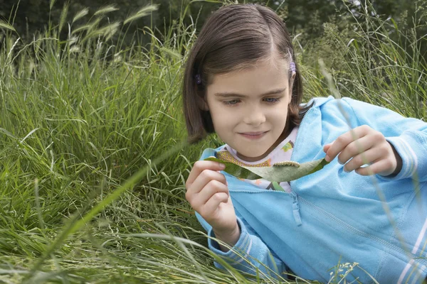 Girl Examining Caterpillar — Stock Photo, Image