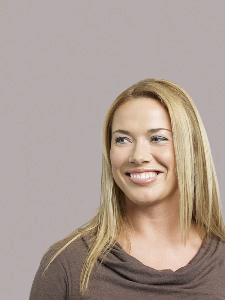 Woman smiling in studio — Stock Photo, Image